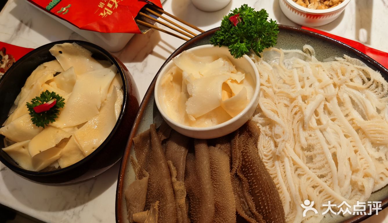 左庭右院是潮汕火锅一直会去吃的，个人里面的每个单品都