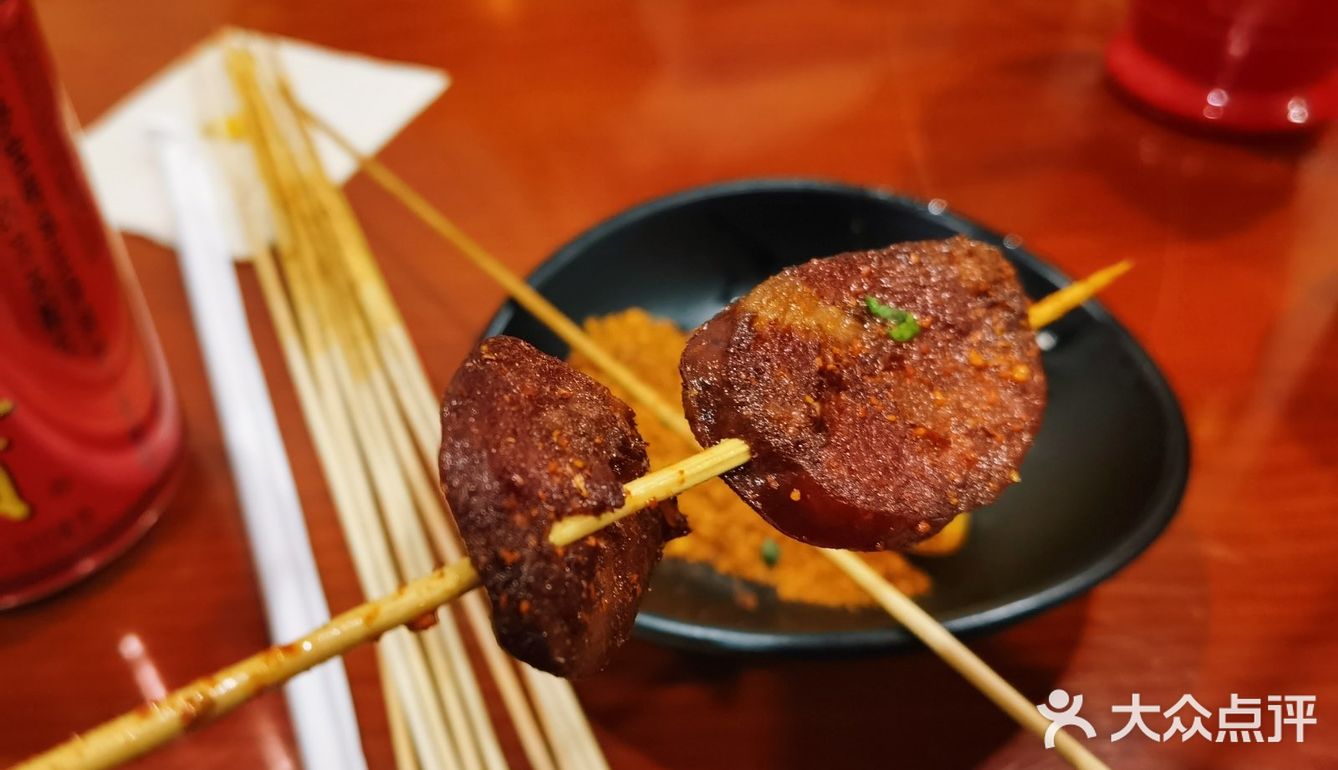 只有三四张桌子，我们晚上去的时候运气比较好还有位置