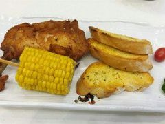 香炸鸡腿伴牛油粟米蒜蓉包-澳门茶餐厅