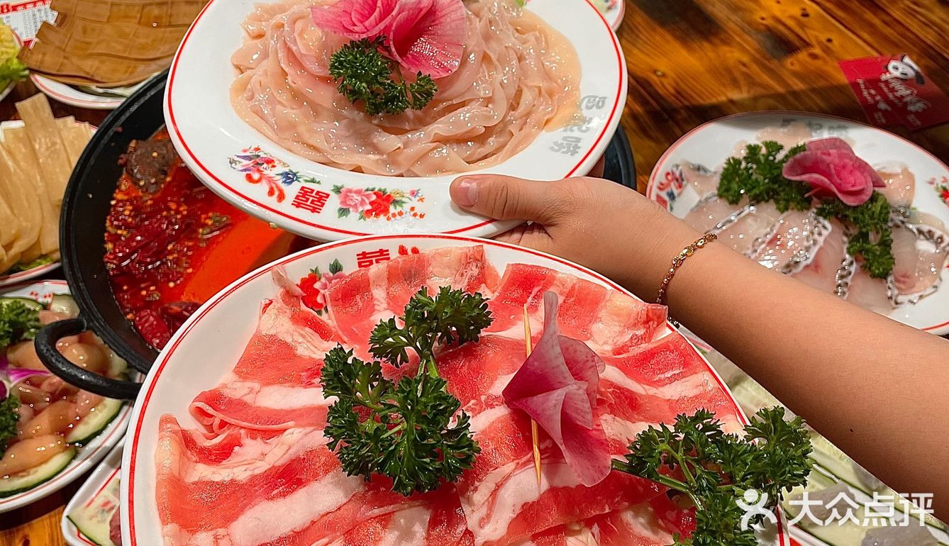 菜品新鲜好吃，鸭肠爽脆，牛肉嫩滑，脆鲷嫩滑鱼片！