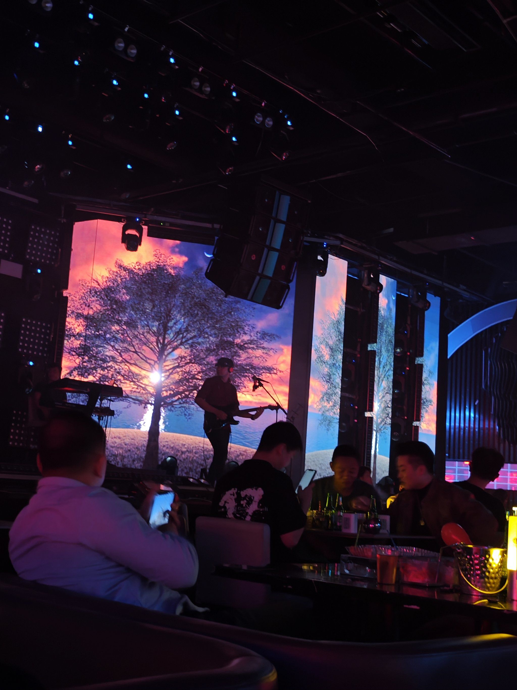 0元玩转这座城氛围很好,唱歌的小姐姐声音很有味道