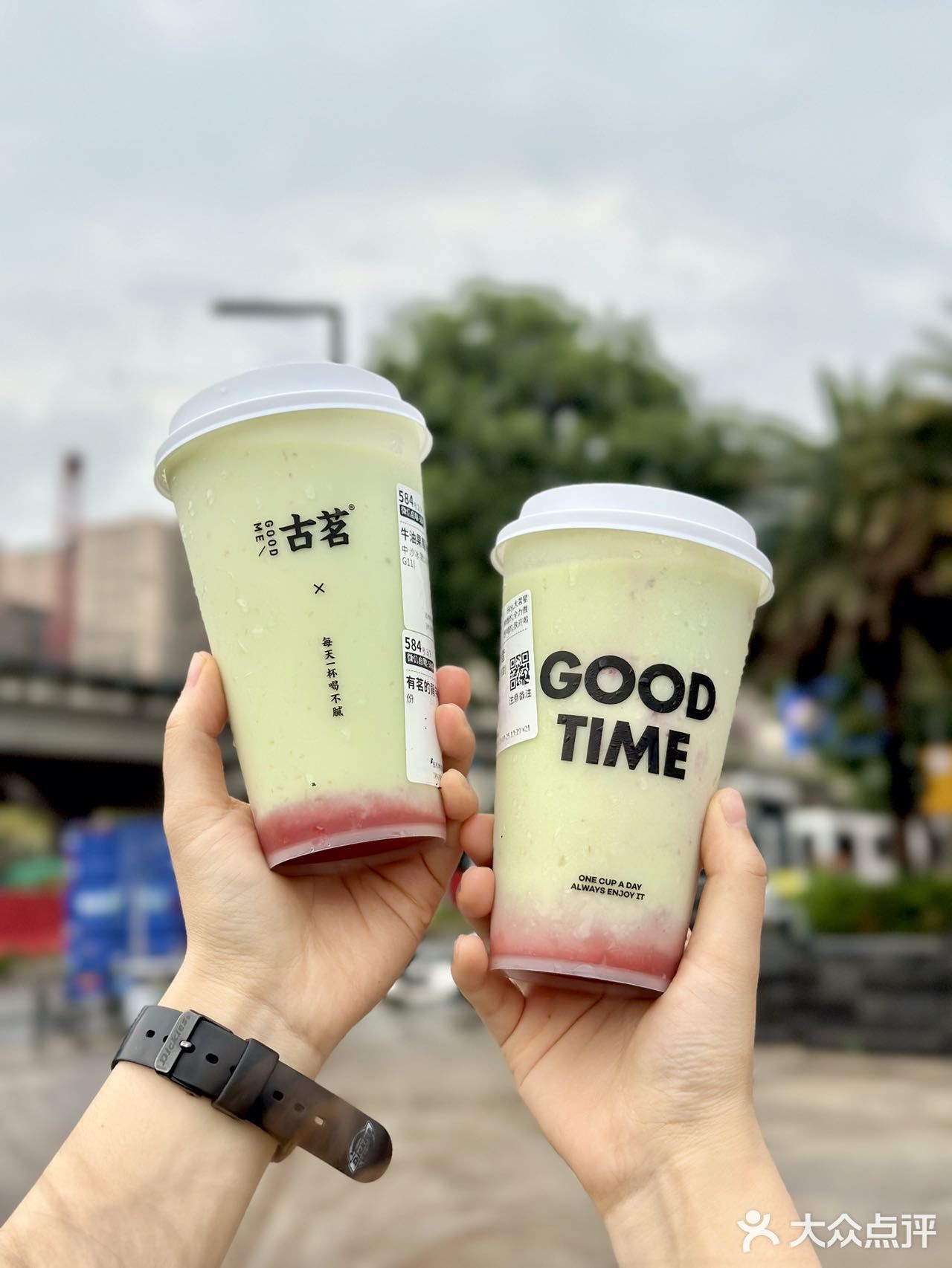 被这“背”奶茶可爱到了‼️都给我去抢背带裤周边