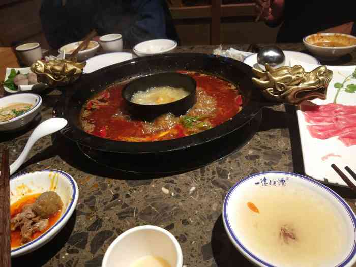 巴蜀崽火锅(府东店)-"一进门,总体感觉冷清.门牌和装修都渲染着.