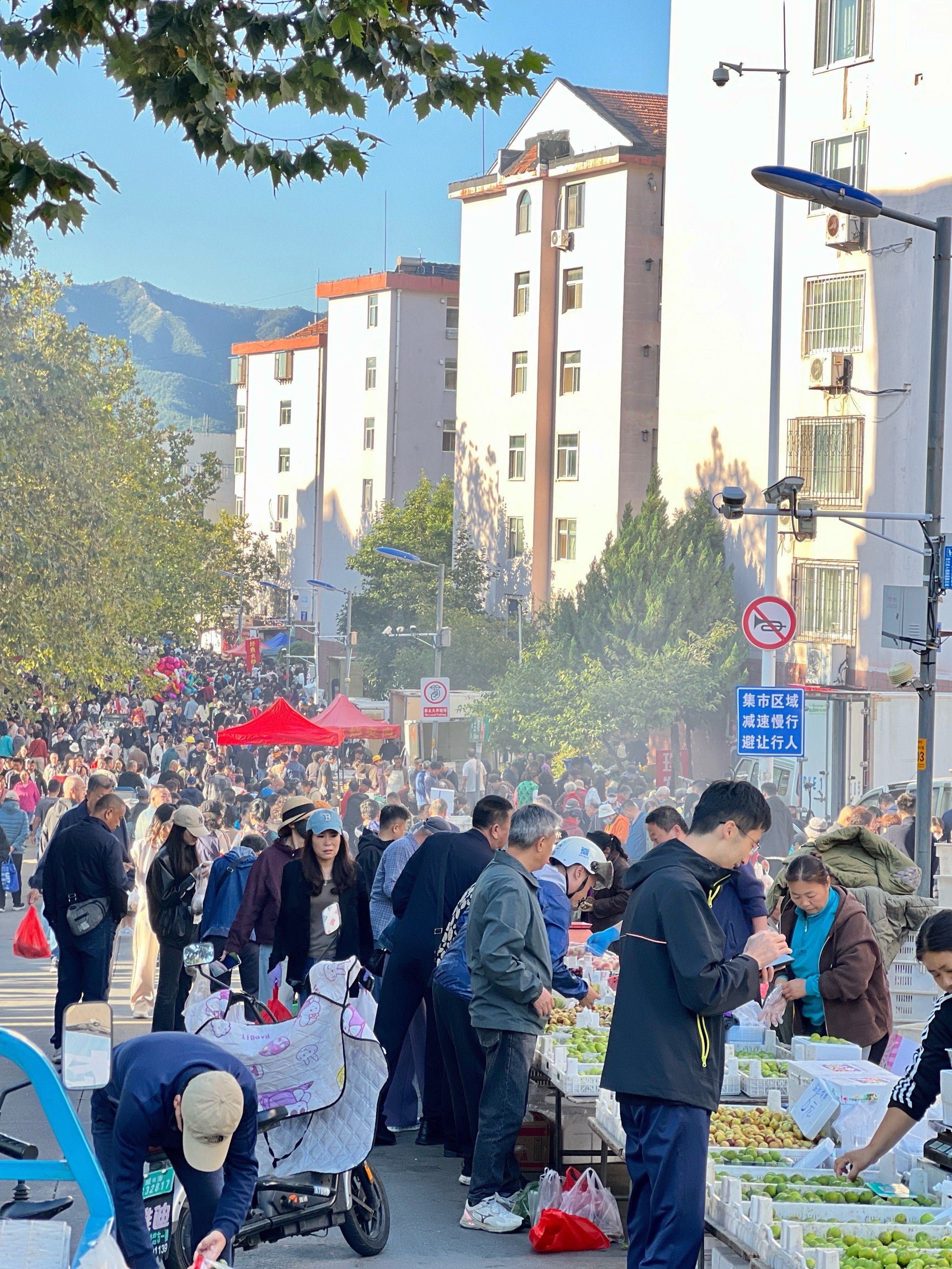 晨曦初现,熙熙攘攘的人群彰显城市烟火气息