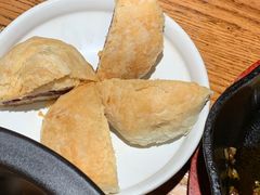 现烤玫瑰鲜花饼-云海肴·汽锅鸡·云南菜(高德置地店)