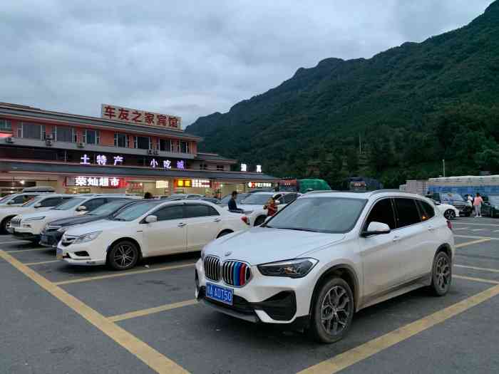 剑门关服务区停车场