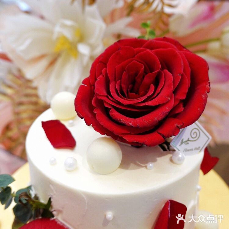 玫瑰见证爱情，纯动物奶油见证品质，这款情人节蛋糕太🉑️了！