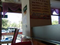 靠窗位-李连贵熏肉大饼(丰台南路地铁站店)