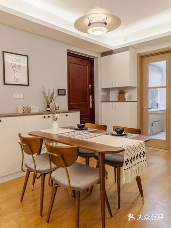 餐桌礼仪。顾名思义，就是指在吃饭用餐时在餐桌上的礼仪