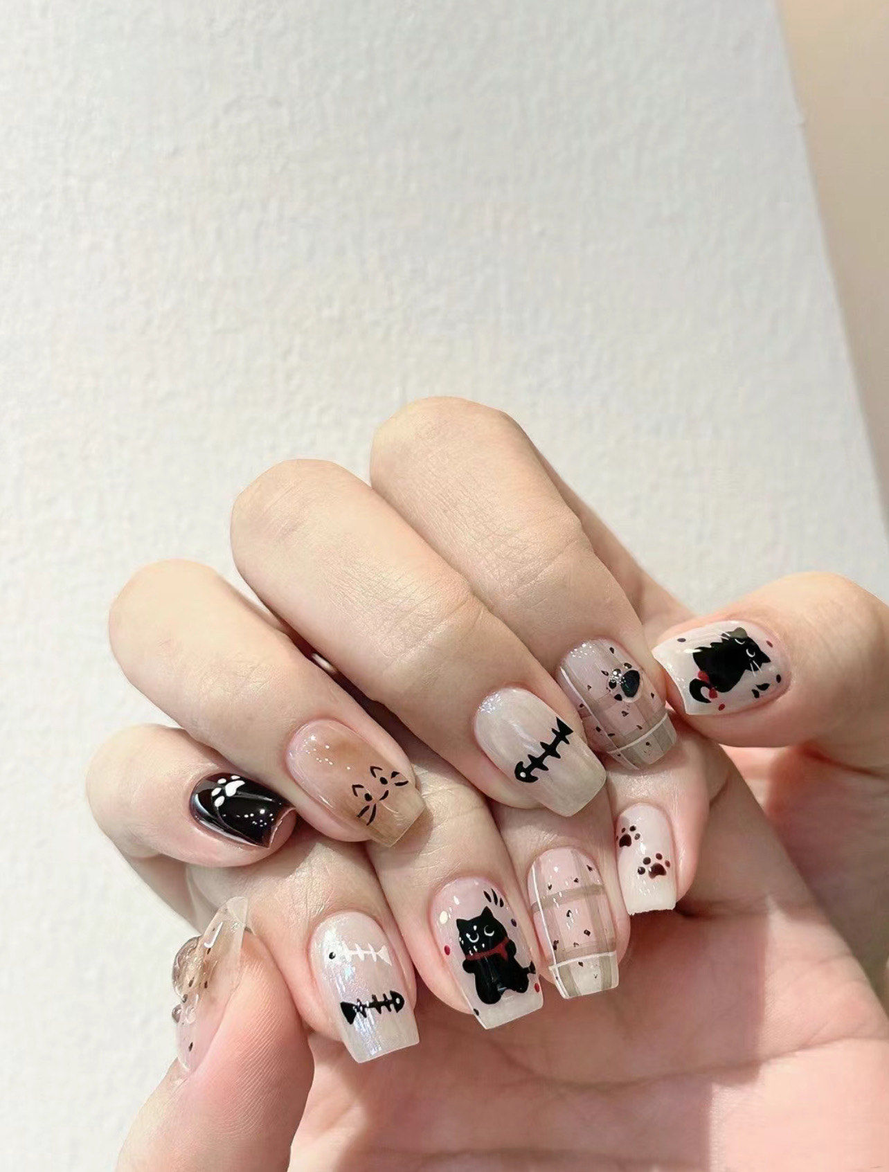 手绘猫猫蝴蝶结美甲