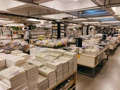 停车场改造的书店，书籍种类超多-先锋书店(五台山总店)