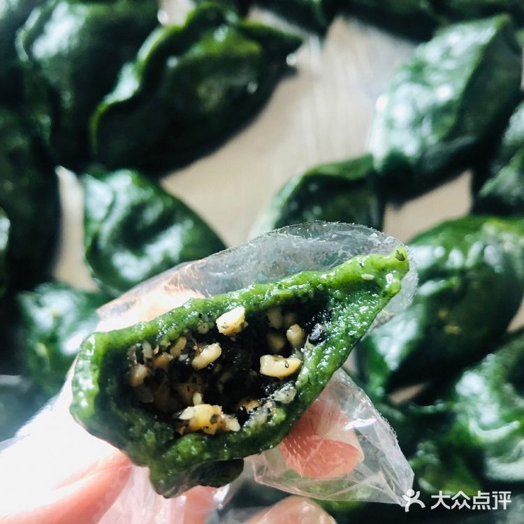 可是今年只能在家体会春天的气息。青团，广州人叫艾糍