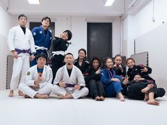 -菠萝格斗巴西柔术训练馆