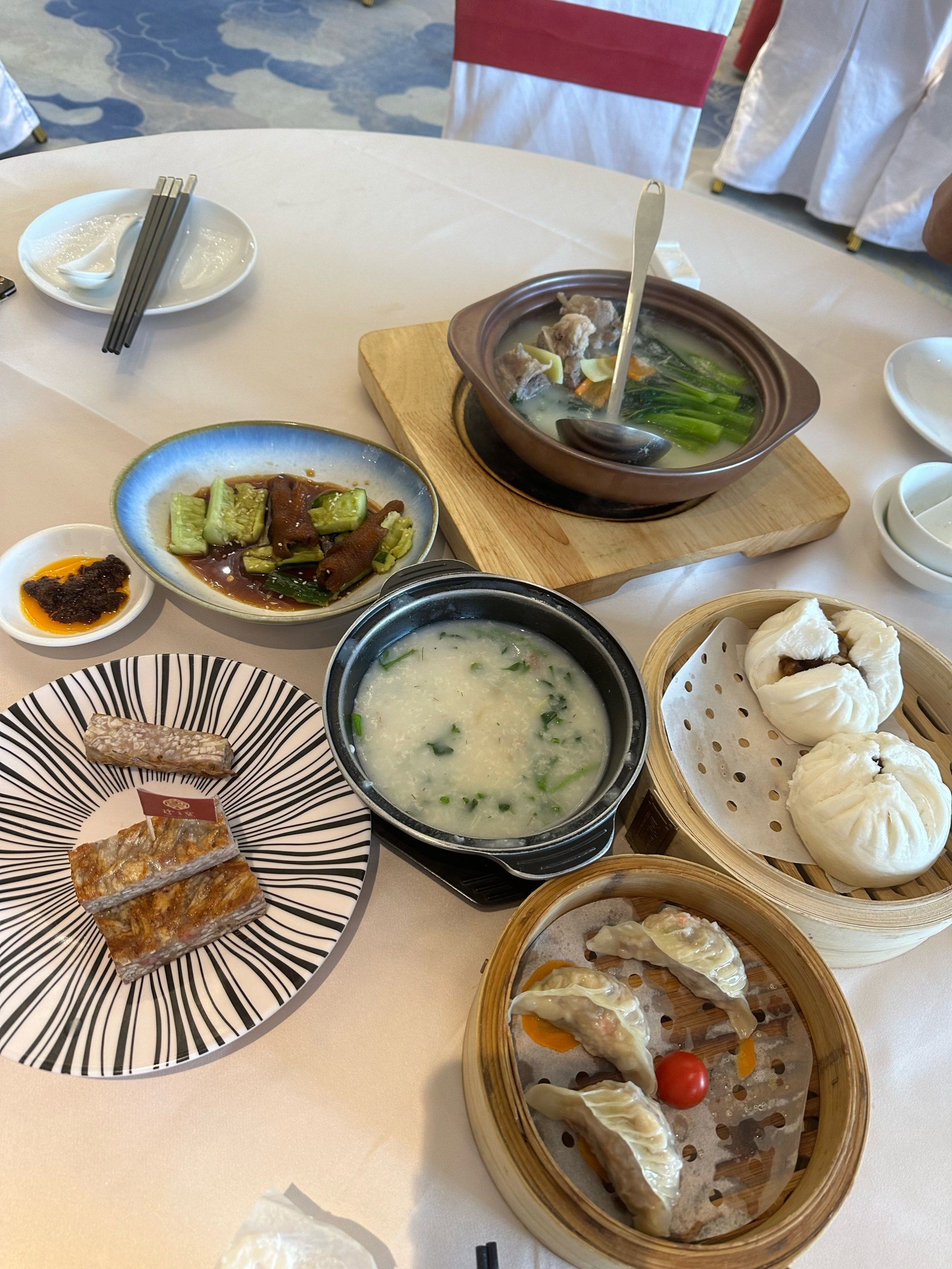 餐厅空间宽敞明亮,让人心情愉悦.