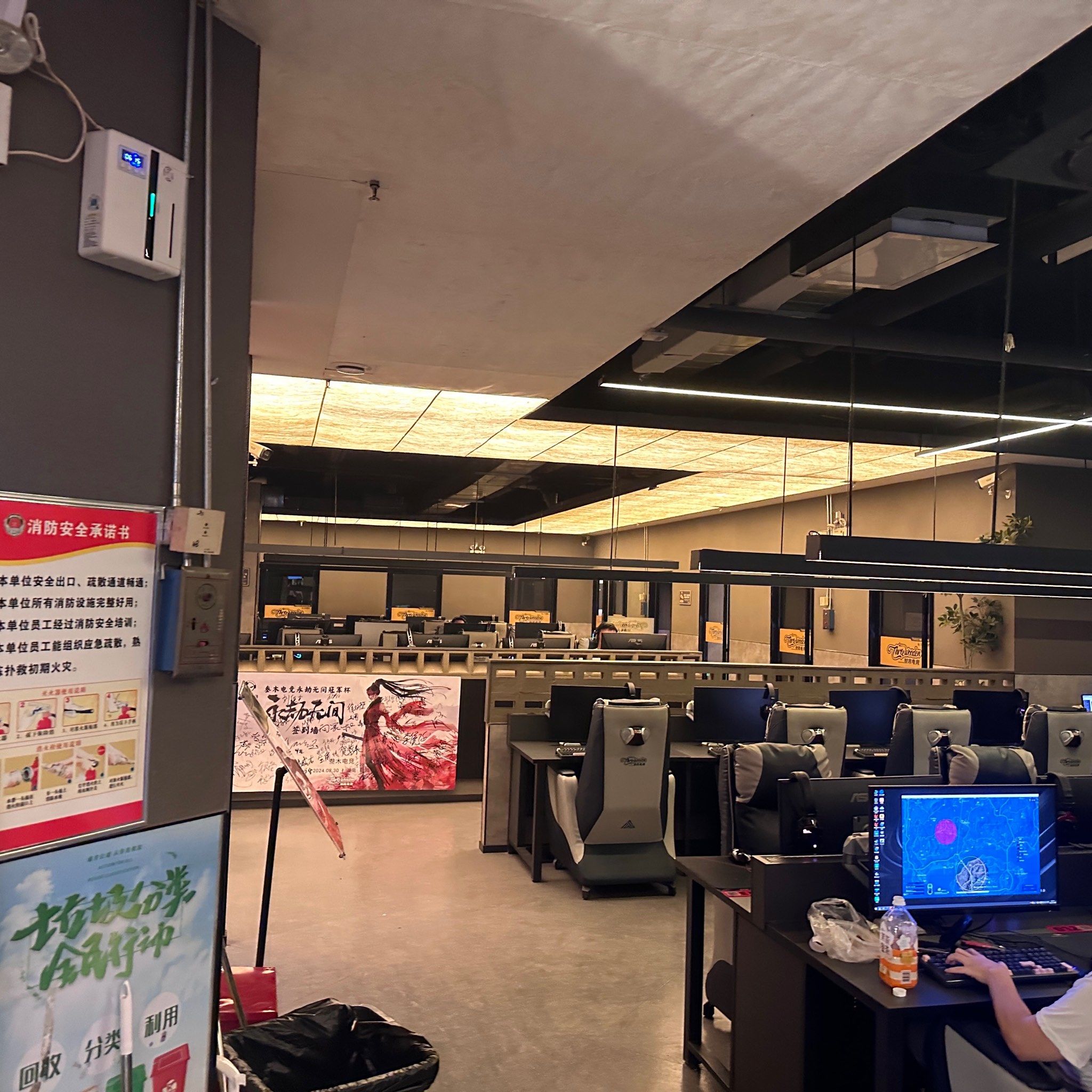 网吧前台的桌面清洁,物品摆放整齐.
提供定型包装食品.