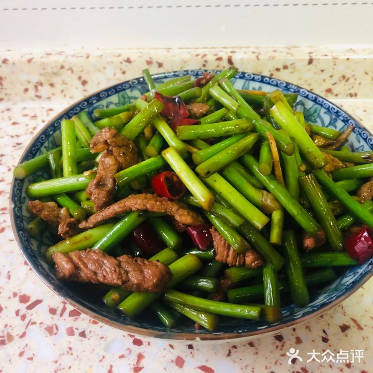 胖弯家庭版蒜苔炒肉丝,学会的第一道肉菜