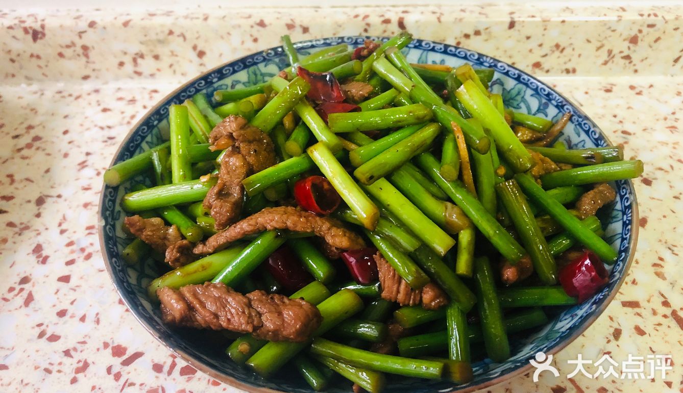 胖弯家庭版蒜苔炒肉丝，学会的第一道肉菜