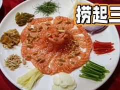 捞起三文鱼-绿雅居原生态农庄(小涌店)