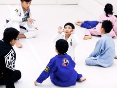 -菠萝格斗巴西柔术训练馆