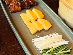 香酥手抓土猪肉配卷饼-卯时·龙光雅宴·精致锡帮菜(惠山古镇店)
