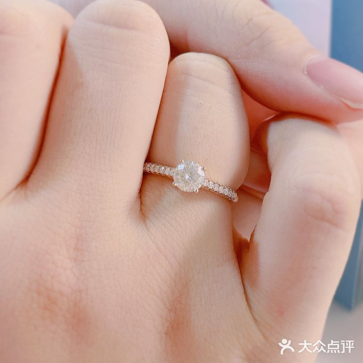 戴上我美美的钻戒呀