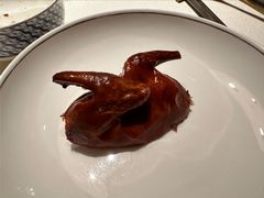 玻璃脆皮香茅石歧乳鸽-炳胜私厨(万象前海店)