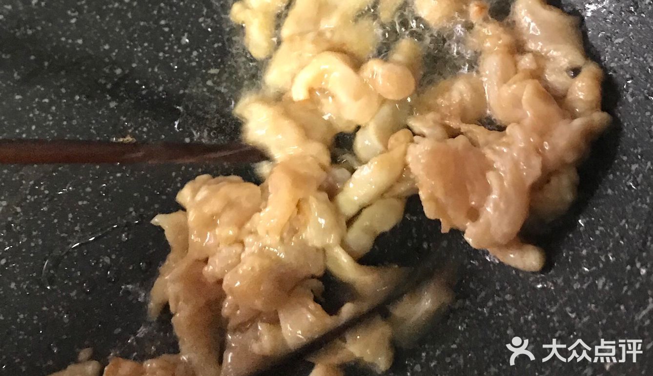 翻炒至变色 倒入芹菜 一起翻炒 快熟时