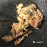 翻炒至变色 倒入芹菜 一起翻炒 快熟时