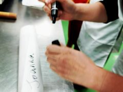 蛋糕卷写好名字冷冻一下-中粮丰通（北京)食品有限公司