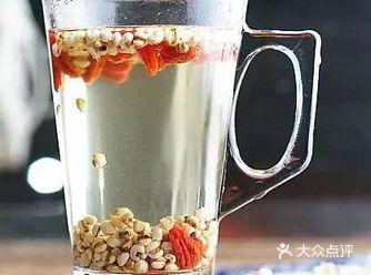 1、将买来的薏米拣出杂质，用清水淘净并控干水分