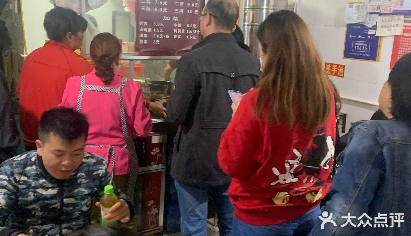南宁探店—好吃排队的覃记生榨米粉