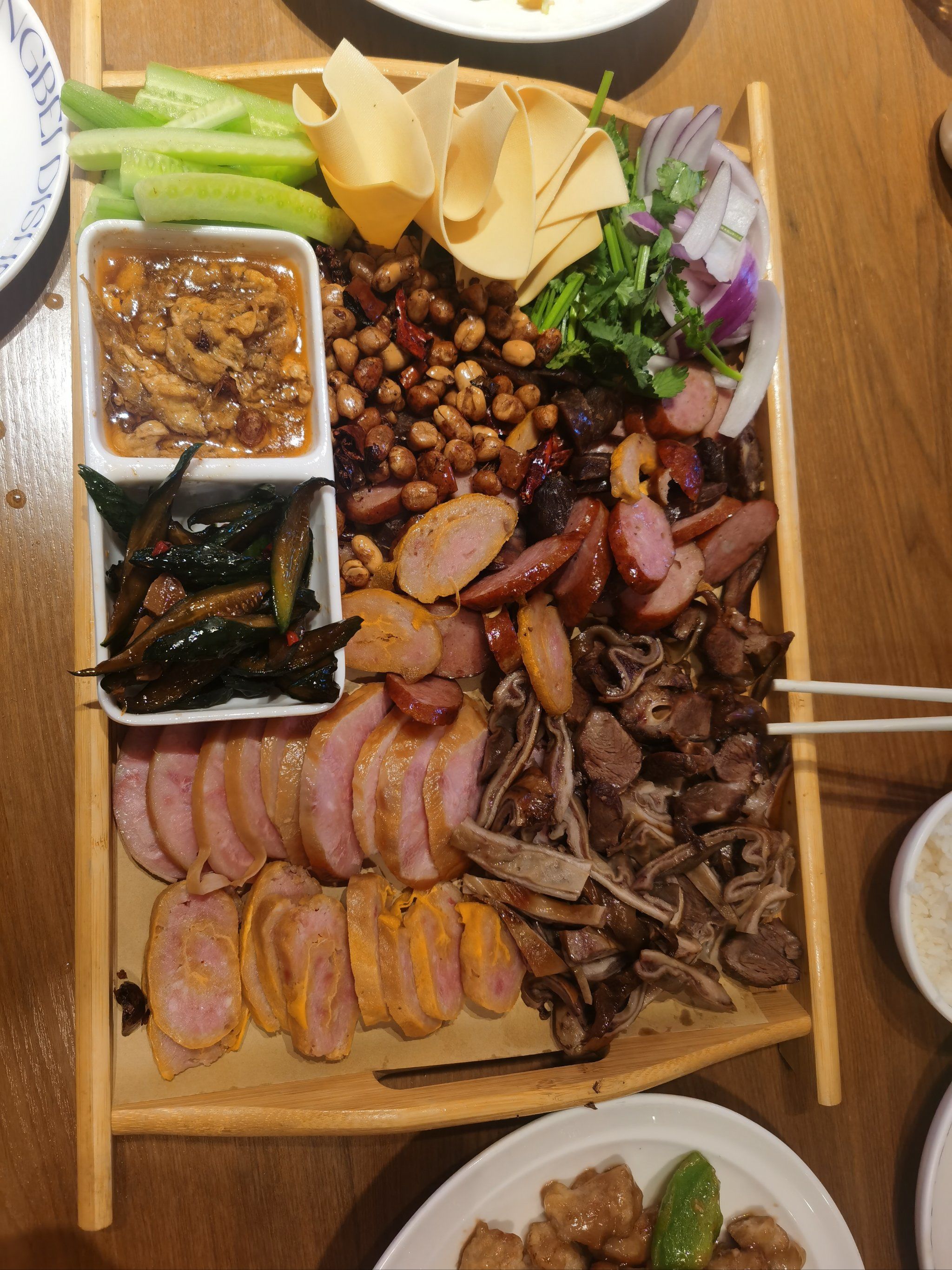 今天吃大黄鱼熏酱拼味道好极了服务热情南方姑娘