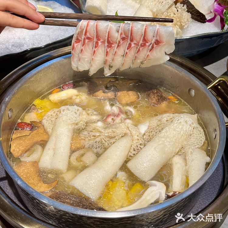锅底是海南椰青打底茶点免费不限量，我直接爱了！