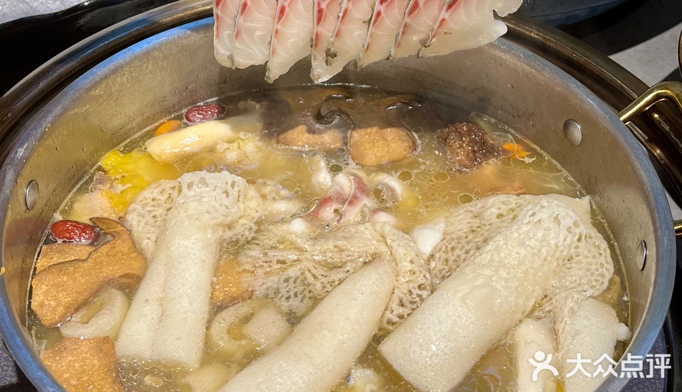 锅底是海南椰青打底茶点免费不限量，我直接爱了！