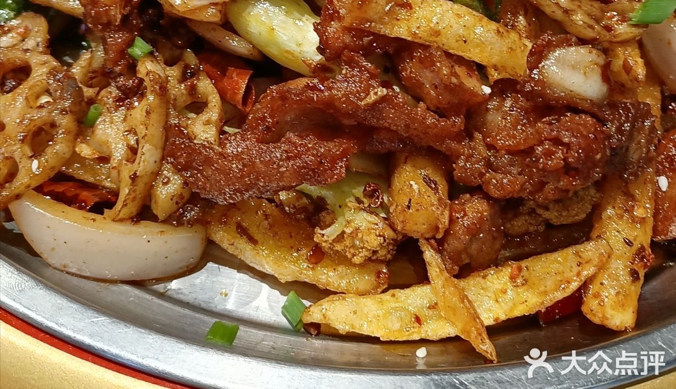 逛荟聚午餐时间到了，走进食通天宜家美食馆，看到干锅鱼