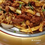 逛荟聚午餐时间到了，走进食通天宜家美食馆，看到干锅鱼