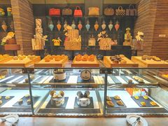 面包甜点陈列柜-富力希尔顿酒店·地阔自助餐厅