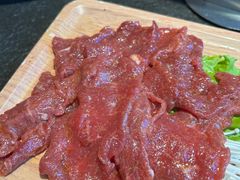 瘦牛肉-炭小牛果木烤肉