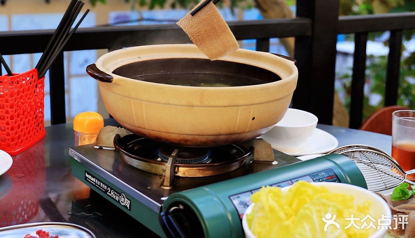 梧桐树下的老洋房露台真牛肉火锅