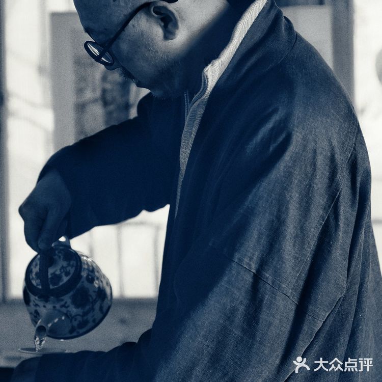 游人如织山城巷