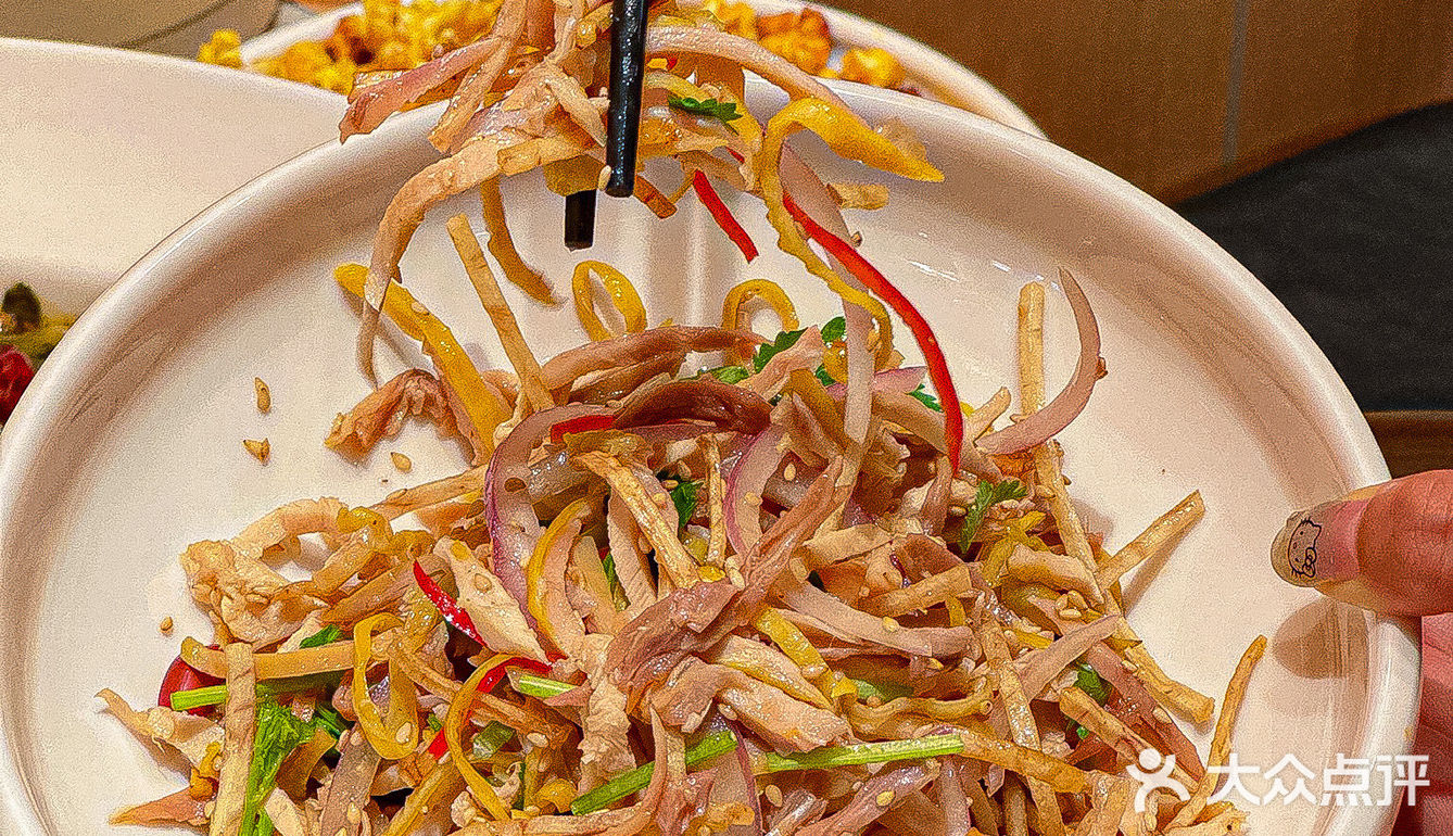 会主动介绍他们家的的招牌酸菜鱼 几乎是每桌必点！