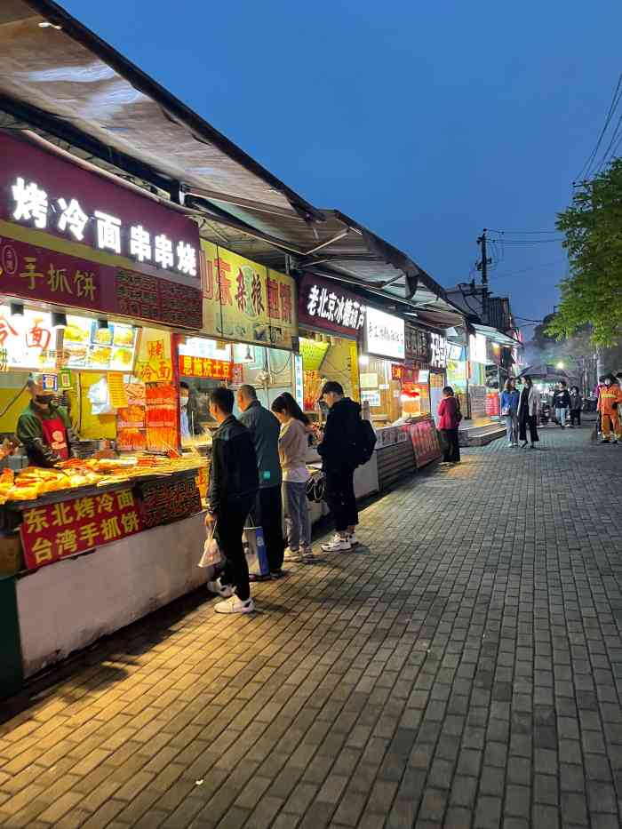 虎泉夜市美食广场-"武汉真的很好吃!到处都是美食啊! [薄荷.