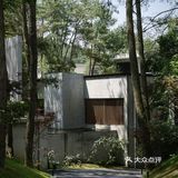 设计师没有让这座人工建筑叨扰了这份宁静