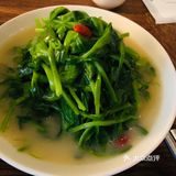 东郊记忆旁边的这个商圈真的是一个宝藏地方有好逛的也有好吃的这家看到过几次今天临时决定过来的时间有点赶就没来得及点茶喝总的来说份量是够的味道也是中等偏上两个人吃了三个菜还剩一点她家还有包间可以坐着慢慢喝茶下次再来尝尝