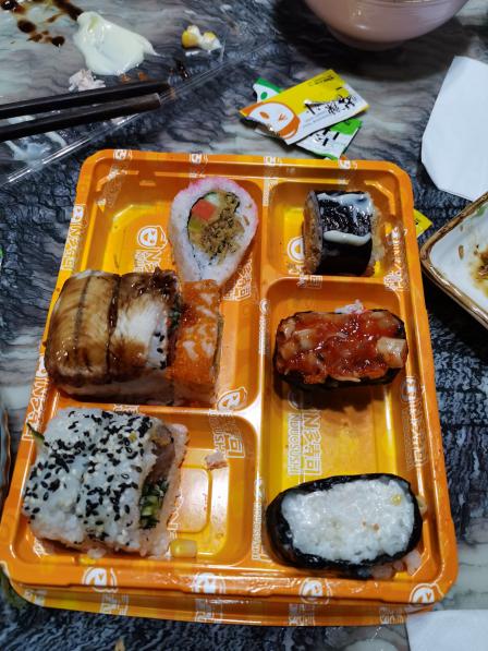 n多寿司(经开丹尼斯店)-"吃了一半,拍个照.在家附近,买过多次外卖.