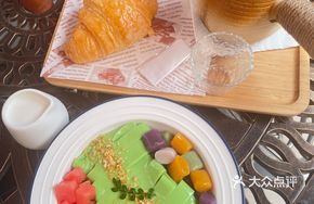 Rose-Flavored Milk Tea in a Jar