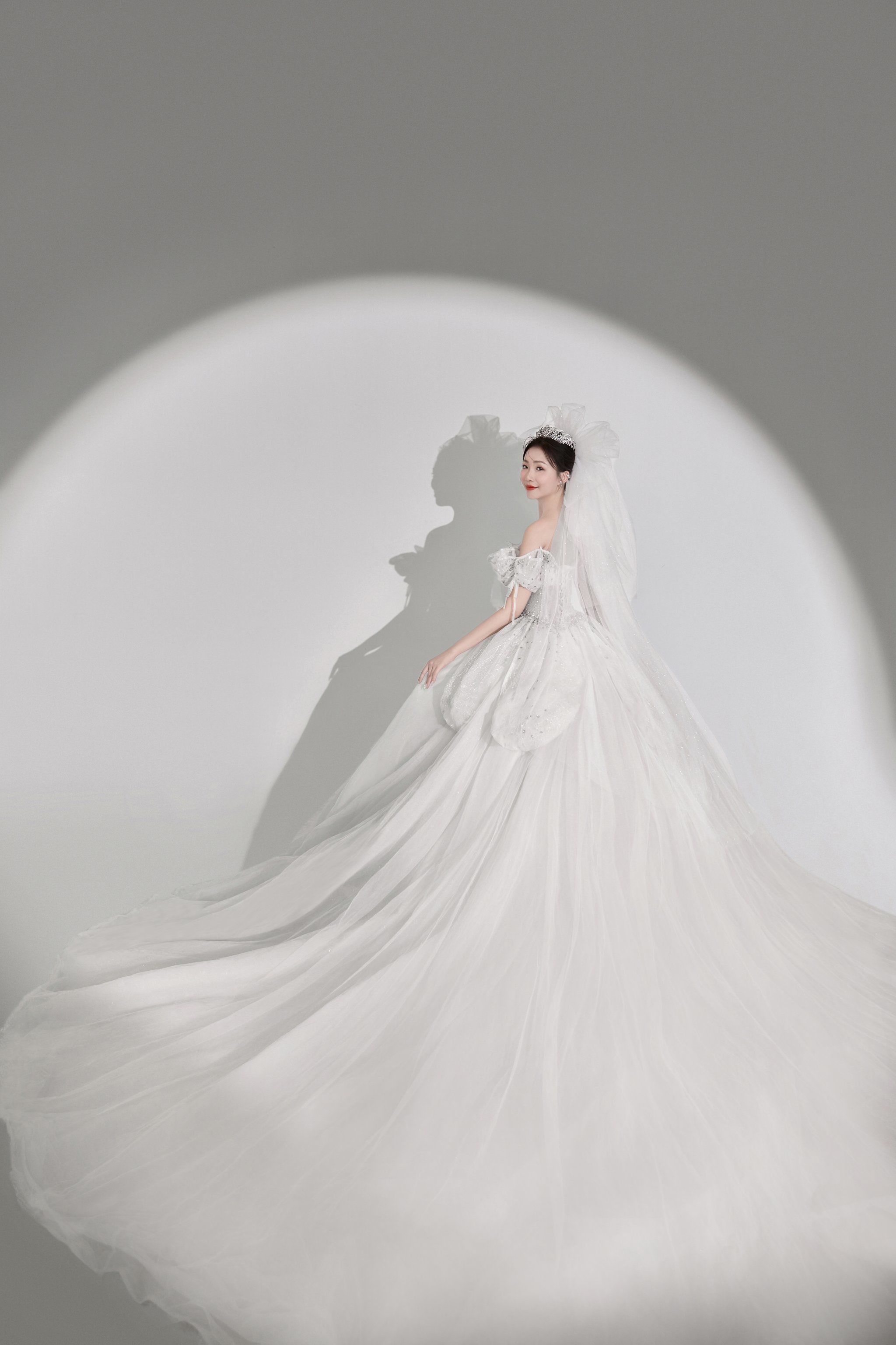 当极简婚纱照遇上氛围感光影
梦幻光影营造出静谧且浪漫的氛围
