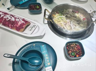 汤底是用纯椰子水做的，特别纯正，第一口汤就让我惊艳到了