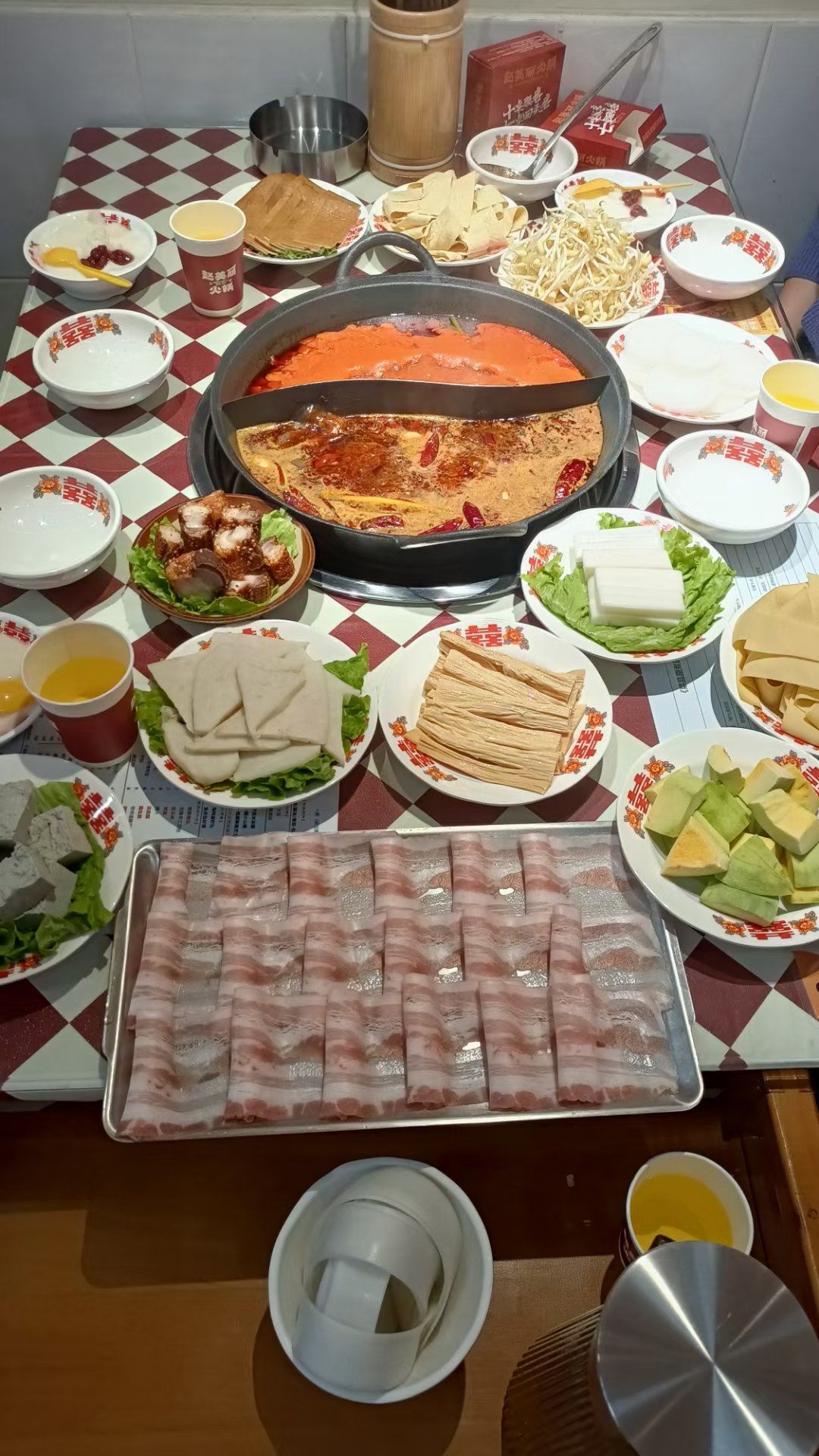 我们围坐一桌,点满了各式涮菜,从鲜嫩的牛肉到脆爽的毛肚