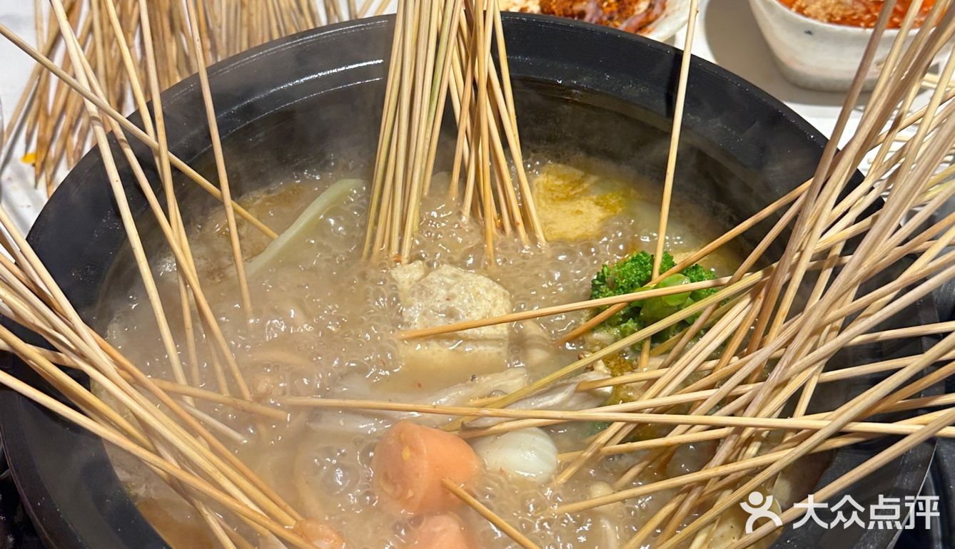 武汉！吃到了！0.8一根的砂锅串串…..